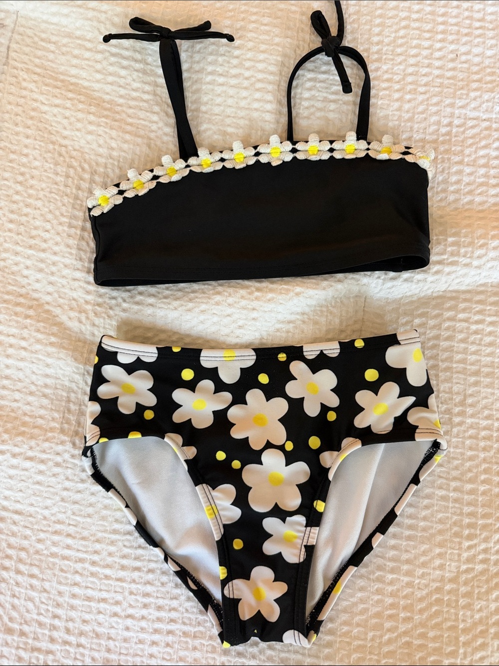 Adorable Daisy swimsuit girls size XS 4/5